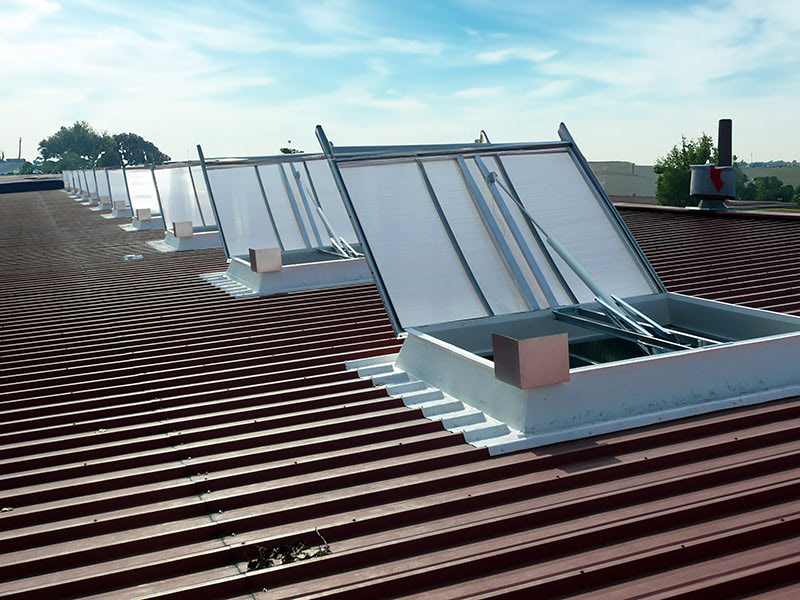 Świetlik kopułkowy z funkcją przewietrzania